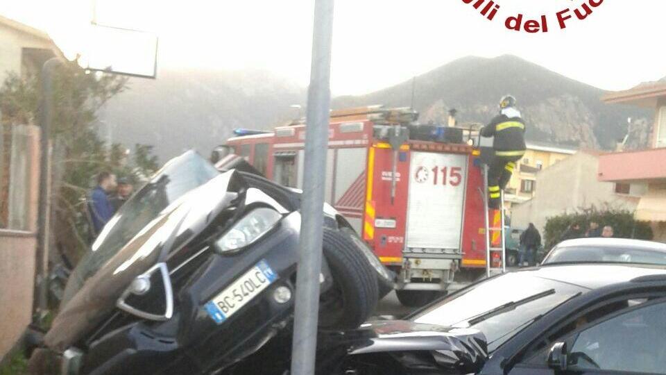 Lo spettacolare scontro fra auto a Villacidro (foto Mario Rosas)