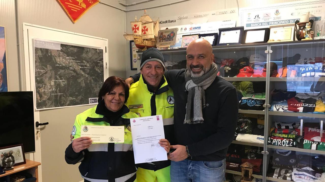 I volontari della Lavoc e il sindaco di Amatrice Sergio Pirozzi