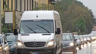 Lunghe code sulla variante Lucchese (foto Gori)