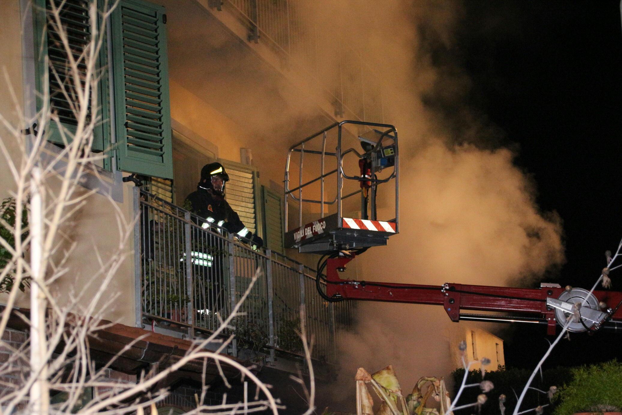 Incendio a Marina devasta un piano di una palazzina - Video
