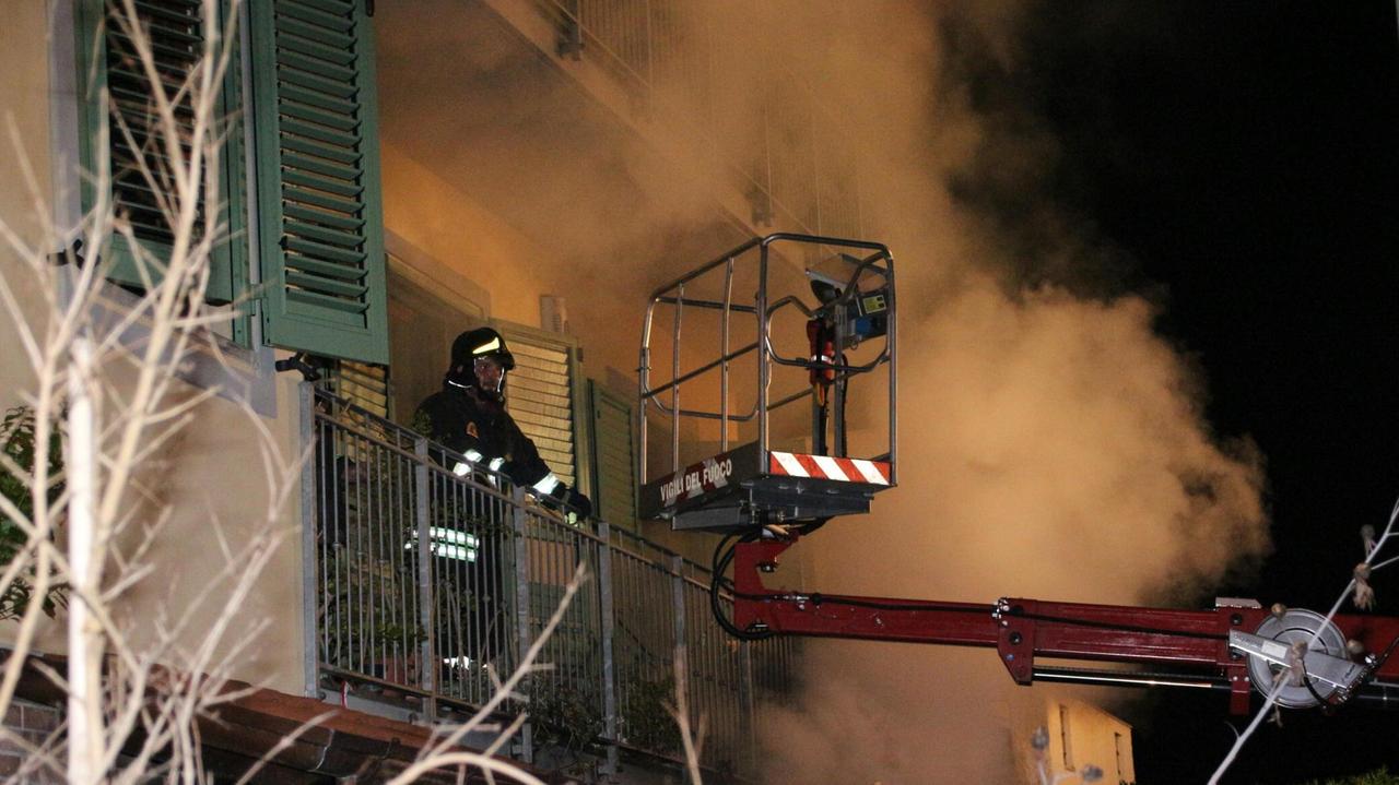 Incendio a Marina devasta un piano di una palazzina - Video