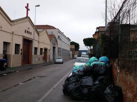 Rifiuti abbandonati in via Modena 