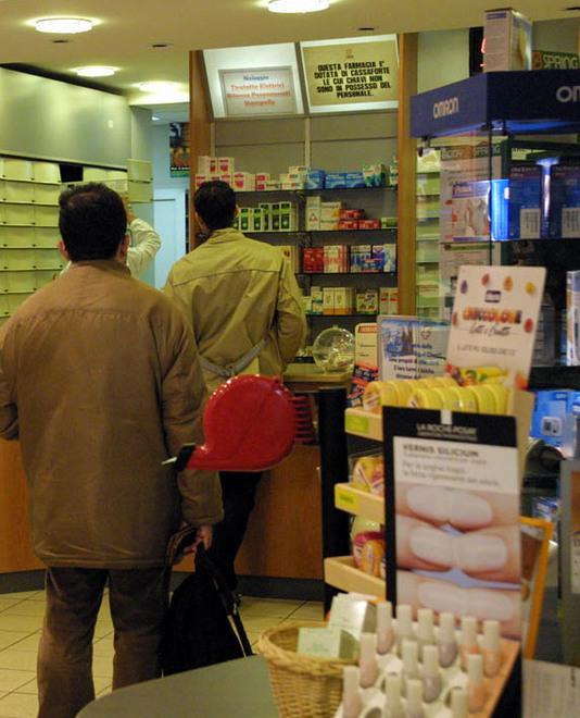 L’influenza dilaga, code nelle farmacie 