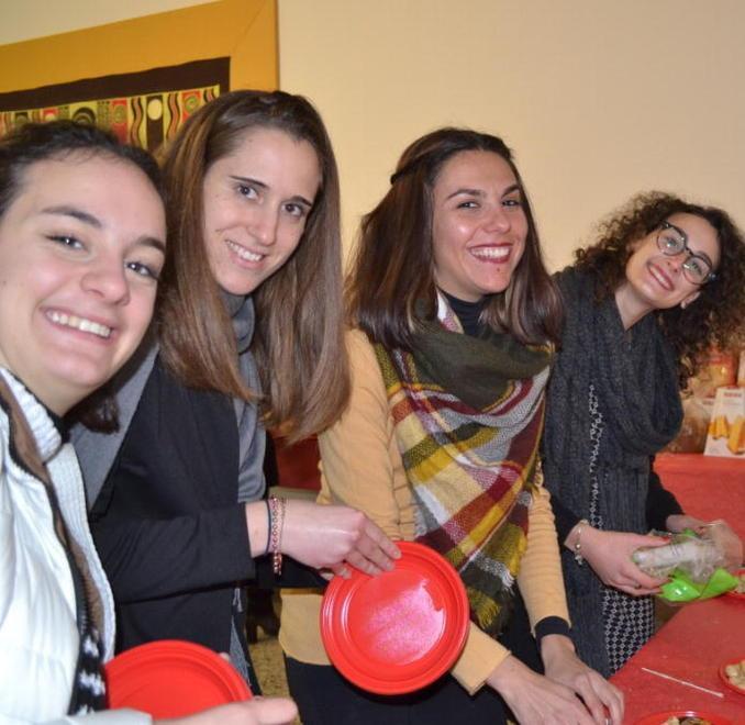 Intorno al tavolo ospiti di 24 diverse nazionalità