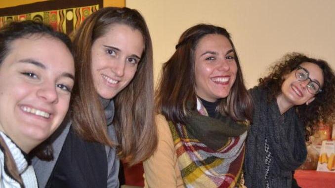 Intorno al tavolo ospiti di 24 diverse nazionalità