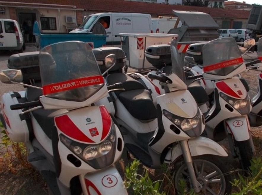 Asta per auto e scooter datati 