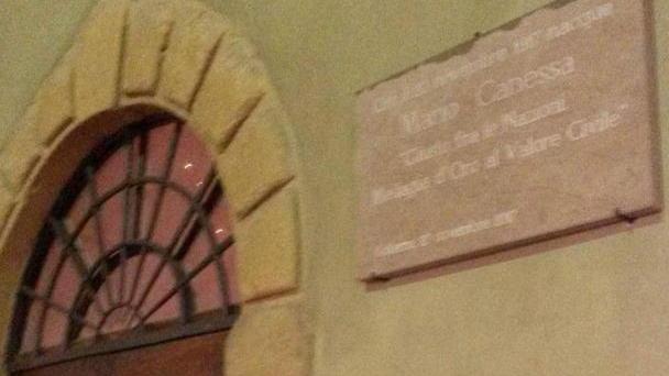 Una targa in memoria di Canessa
