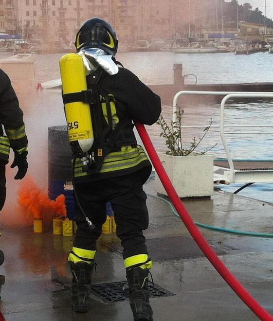 Incendio al porto di San Vincenzo 