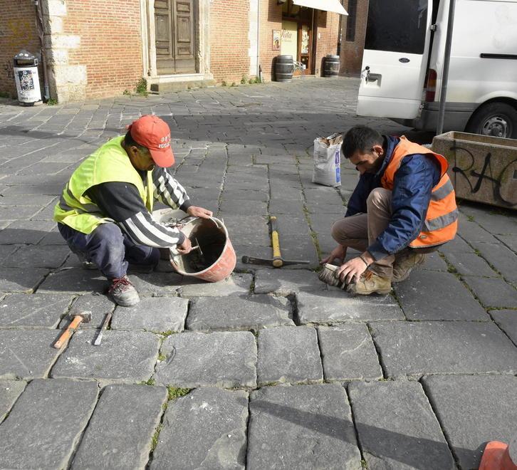 In due ore operai al lavoro