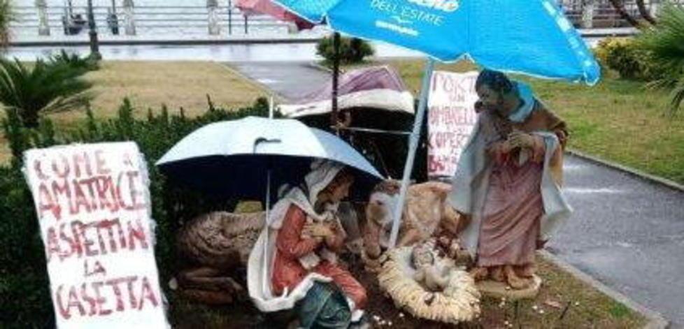 Il Presepe senza la capanna coperto da un ombrellone