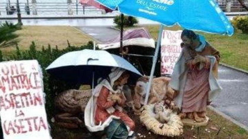 Il Presepe senza la capanna coperto da un ombrellone