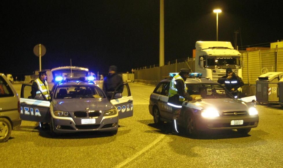 Ubriaco tenta di investire i poliziotti 