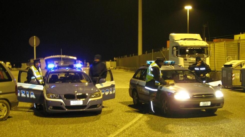 Ubriaco tenta di investire i poliziotti