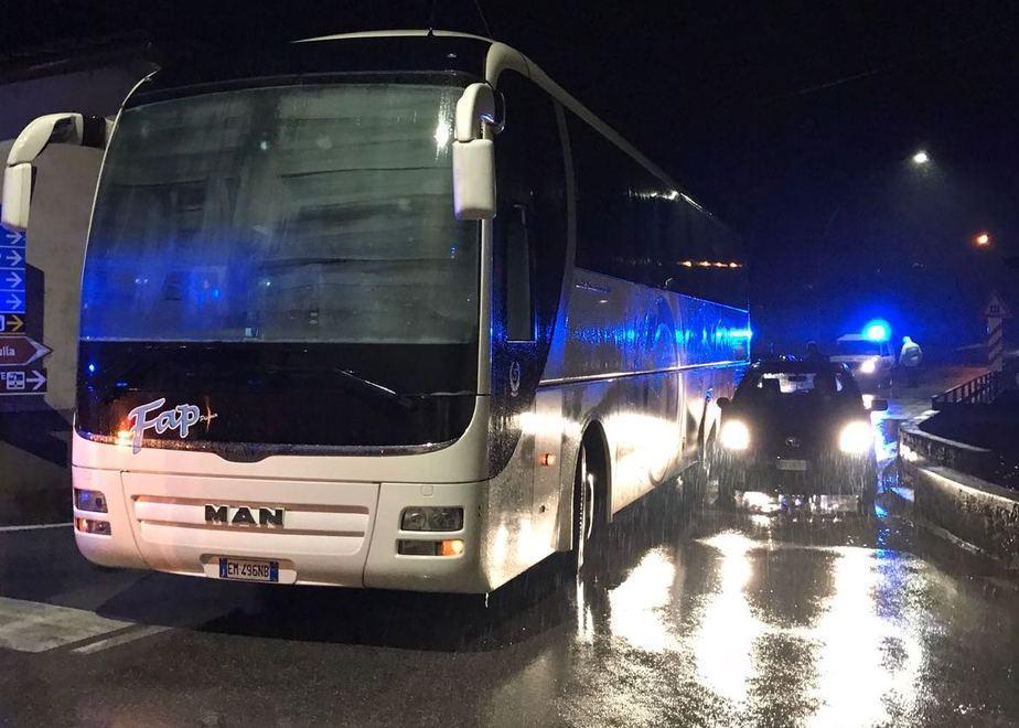 Turisti bloccati sul pullman Traffico in tilt per tre ore