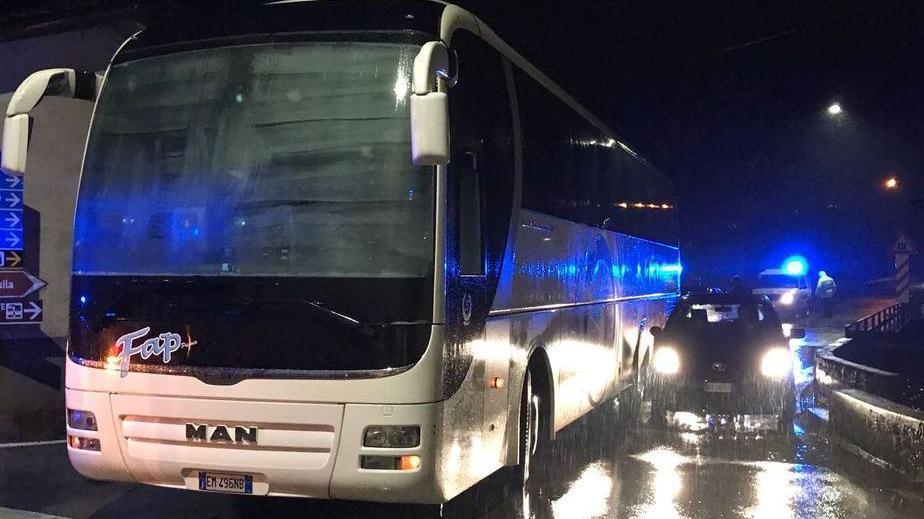 Turisti bloccati sul pullman Traffico in tilt per tre ore