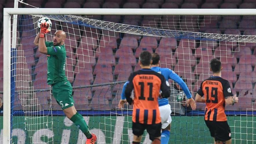 Reina verso il rossonero, Perin vicino al Napoli