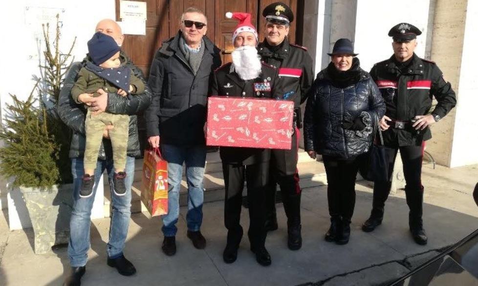 I carabinieri portano i regali ai figli del collega deceduto
