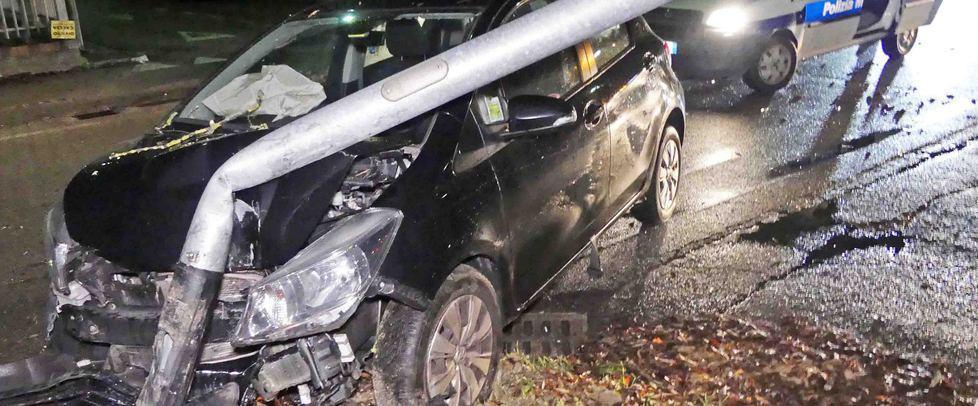 Abbatte il lampione con l’auto 