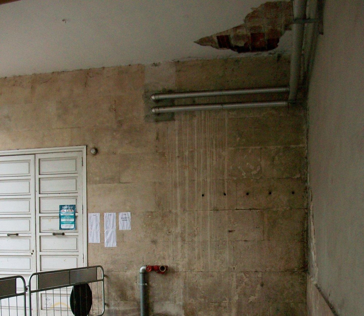 Calcinacci all’ingresso del Tecnico 