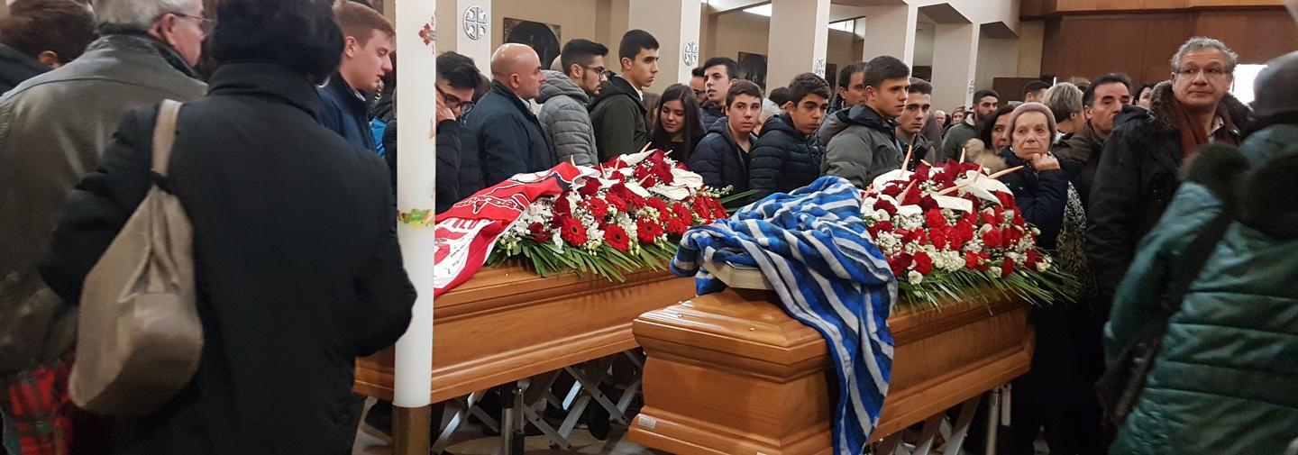 Una folla in lacrime dice addio ai due fratelli 