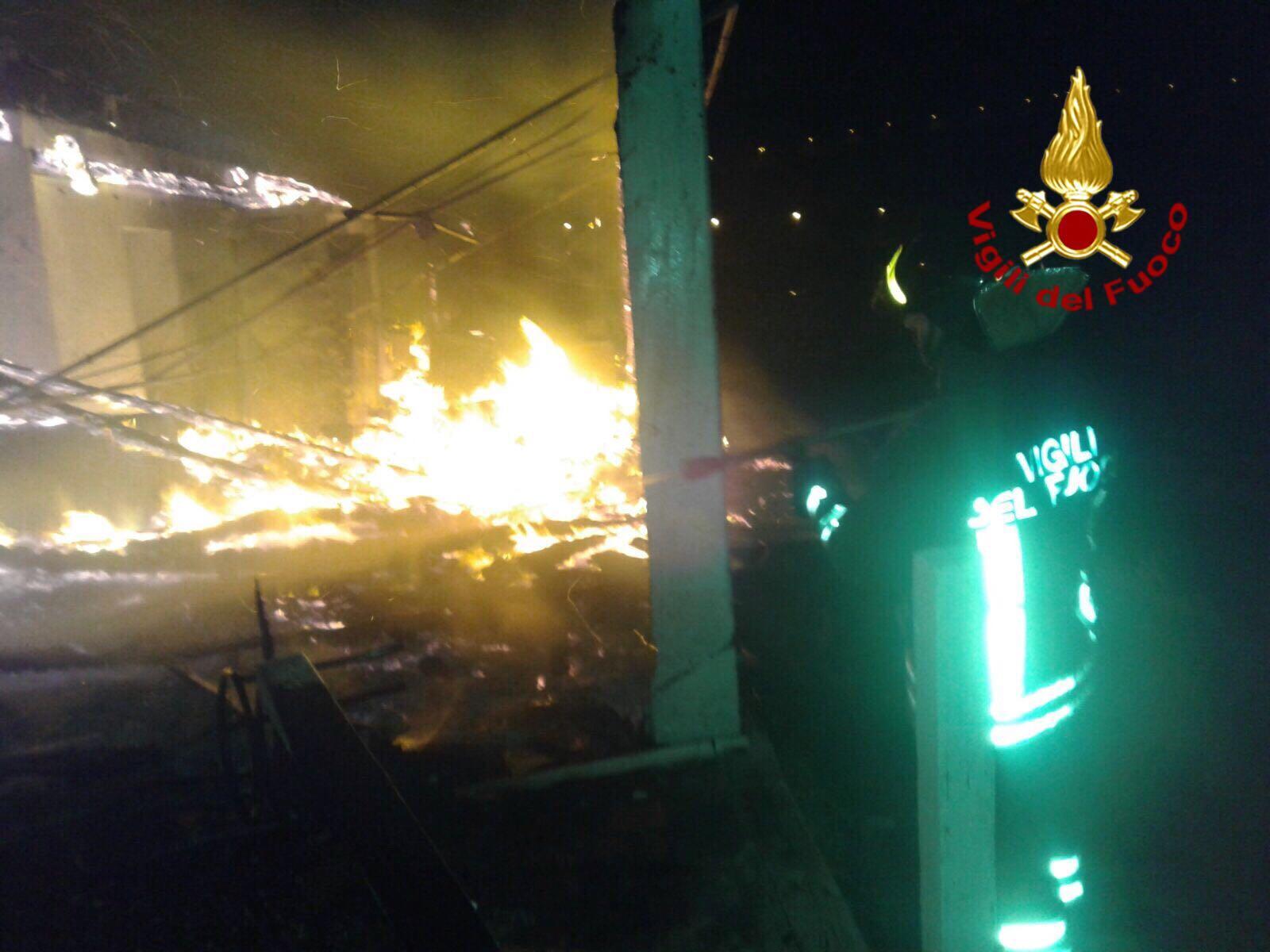 In fiamme nella notte un bar sulla litoranea di Bosa Marina 