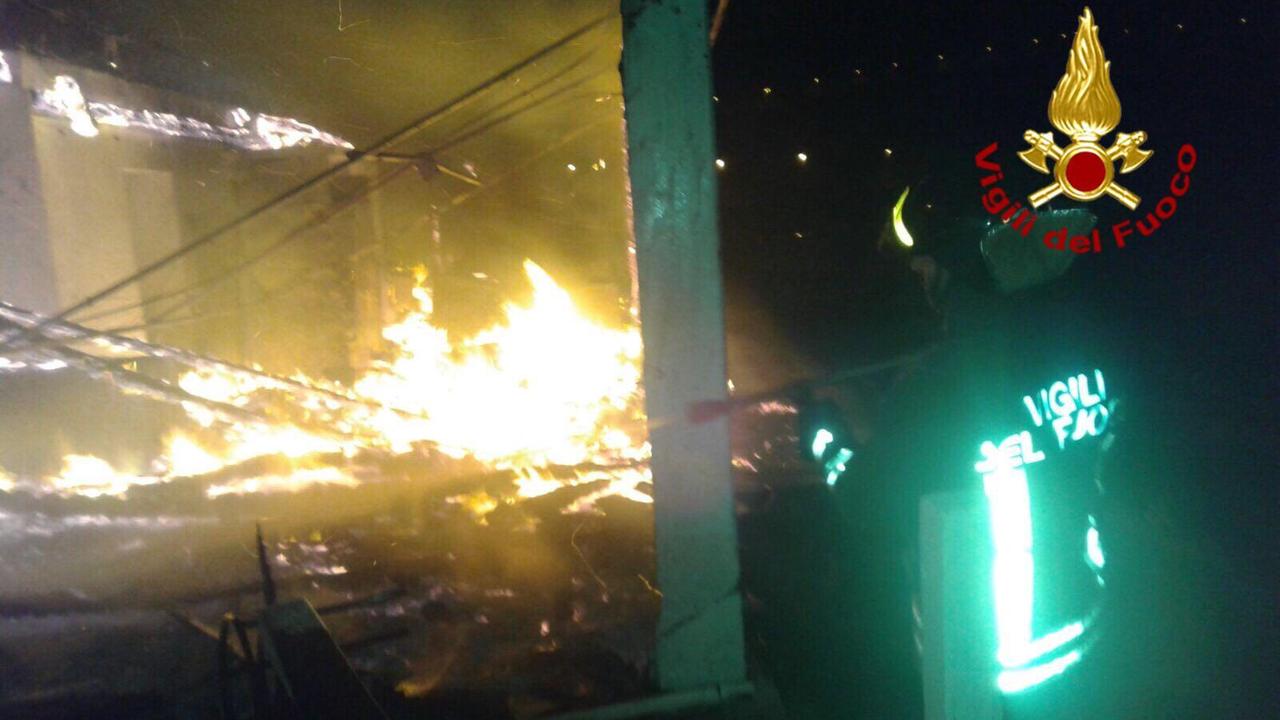 In fiamme nella notte un bar sulla litoranea di Bosa Marina