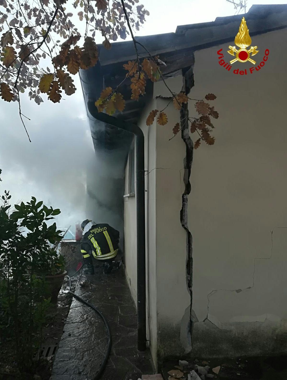 Il muro della casa danneggiato dall'esplosione (Foto vigili del fuoco)