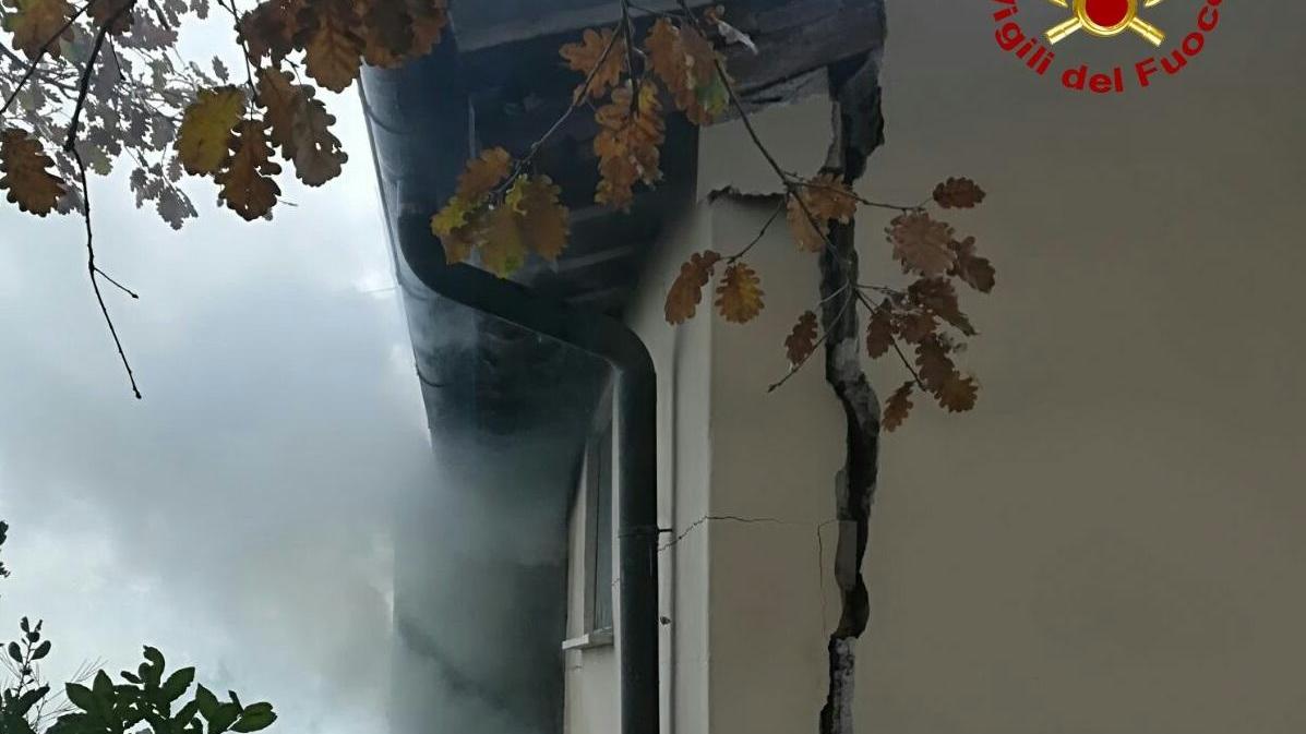 Il muro della casa danneggiato dall'esplosione (Foto vigili del fuoco)