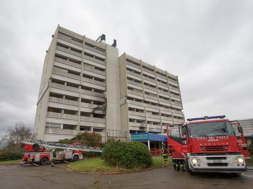 Modena, fiamme all’ex Holiday Inn (ed ex Hotel Idea)