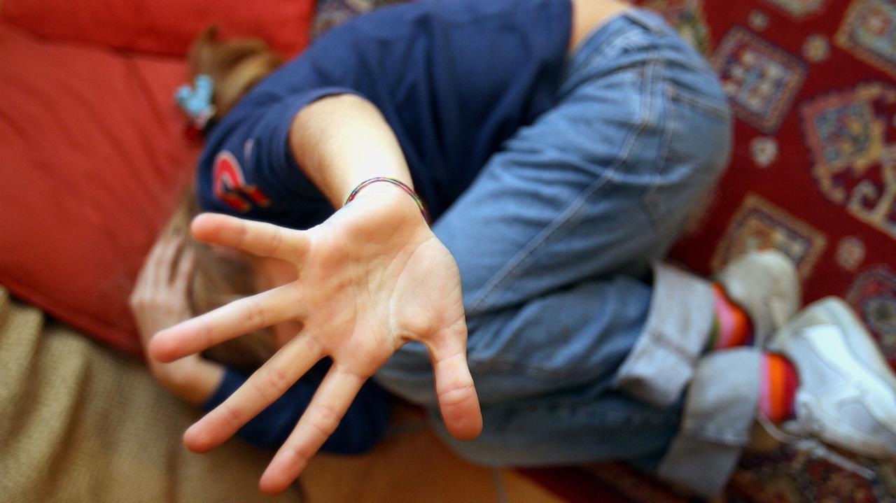Reggio Emilia, violenta e minaccia per 8 anni il figlio degli amici: arrestato un 56enne