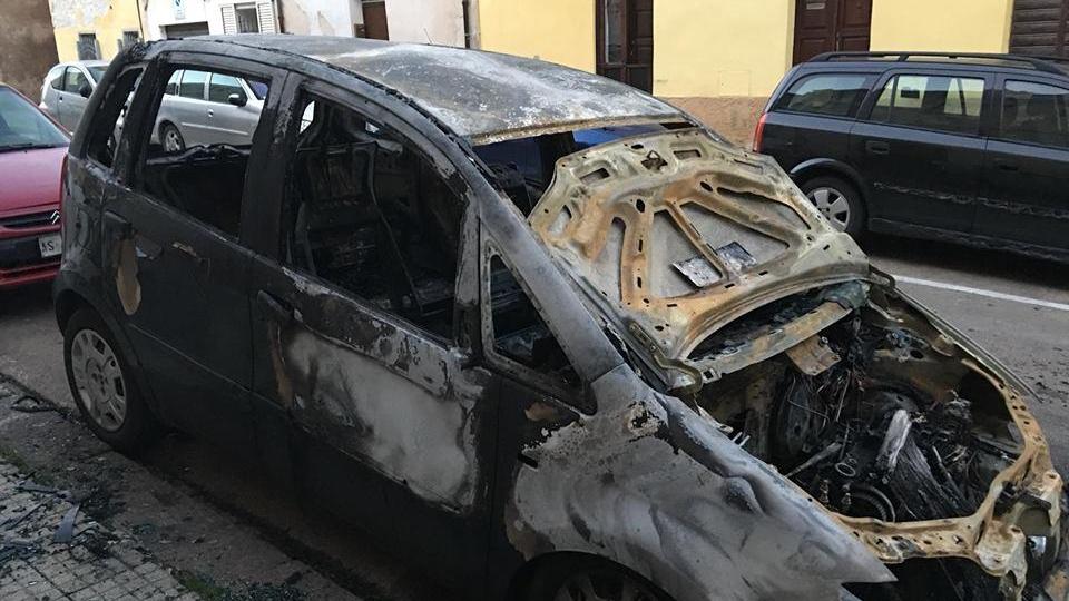 Sassari, incendiata l'auto del presidente dell'Integremio
