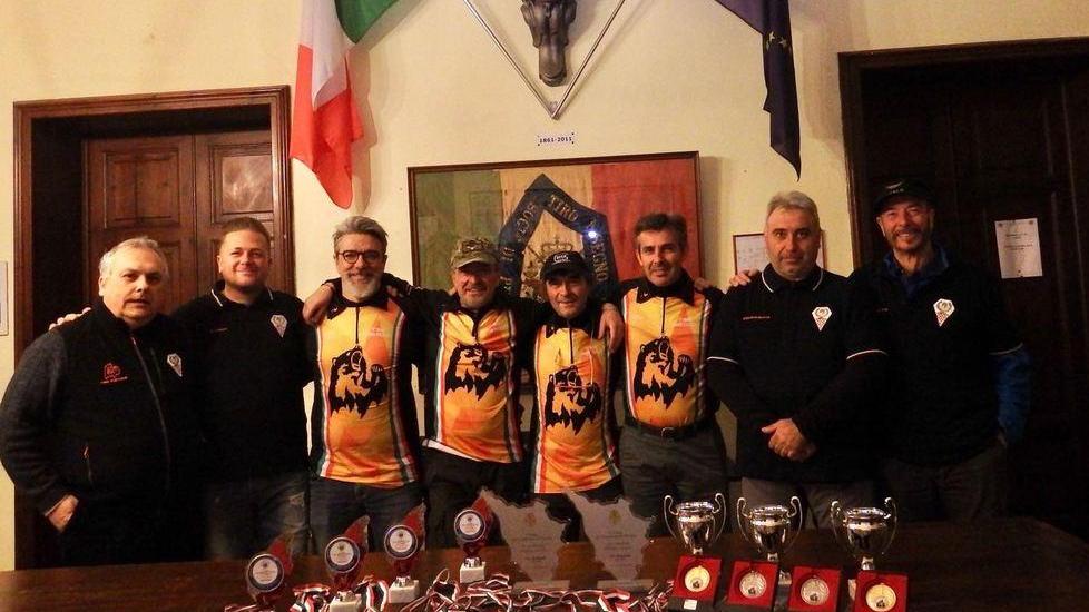 Gli atleti del Tiro a segno Pistoia con i loro trofei vinti