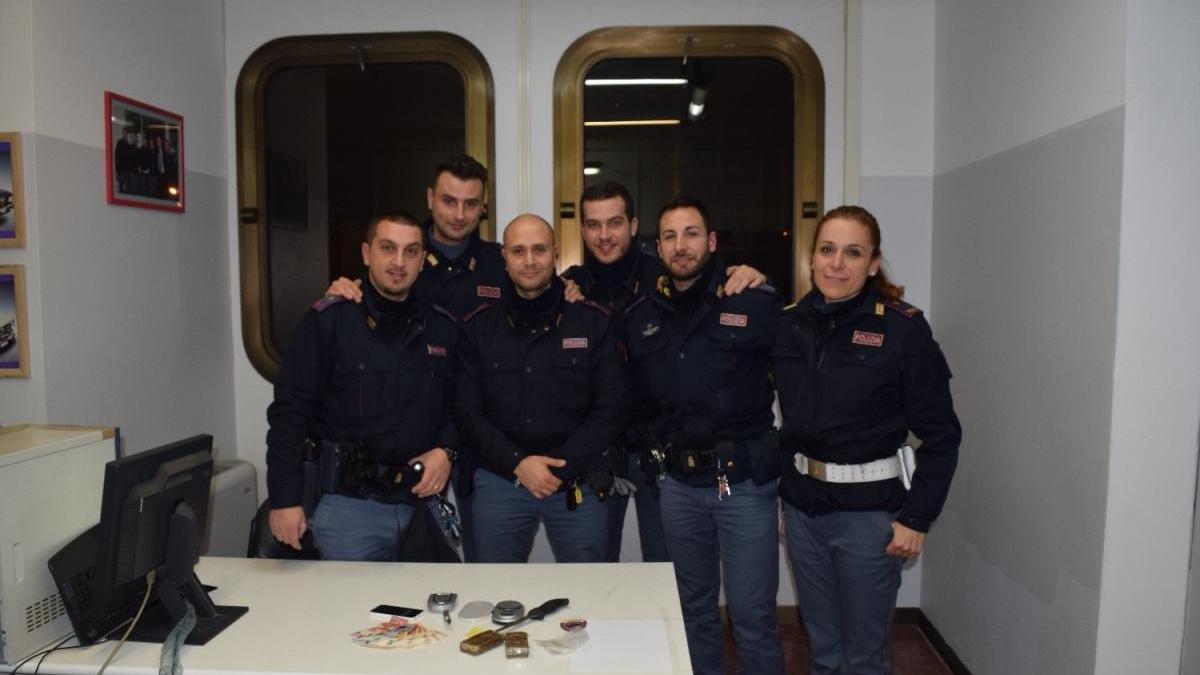 La Squadra delle Volanti coi panetti di hashish sequestrati