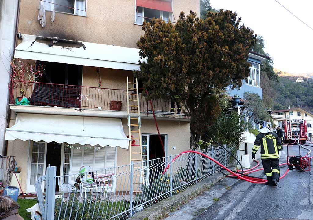 La palazzina investita dalle fiamme 