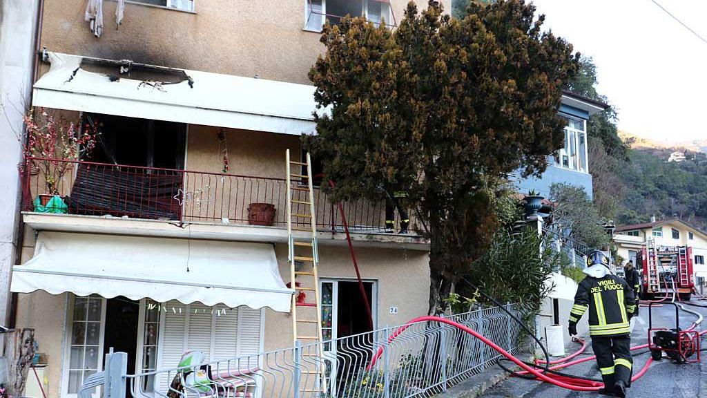 La palazzina investita dalle fiamme