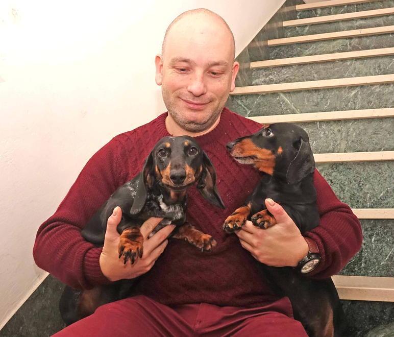 David Nucci con Lorenzino (a sinistra) e Casper, i suoi due bassotti (foto Gori)