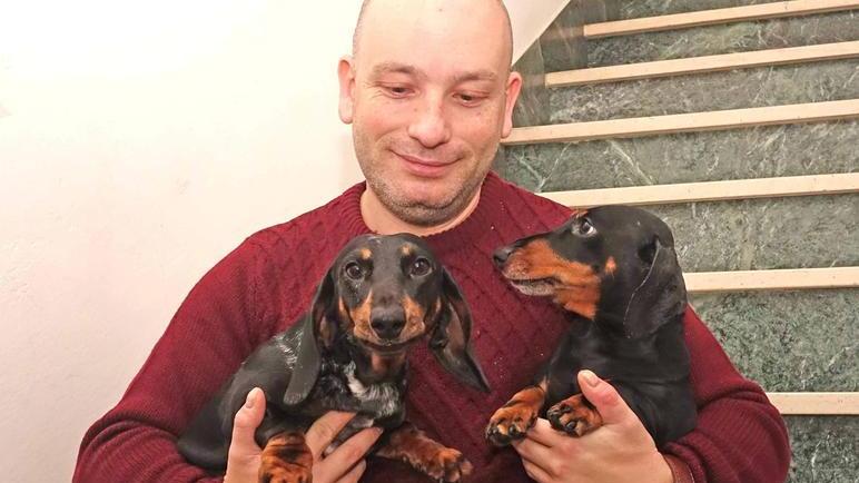 David Nucci con Lorenzino (a sinistra) e Casper, i suoi due bassotti (foto Gori)
