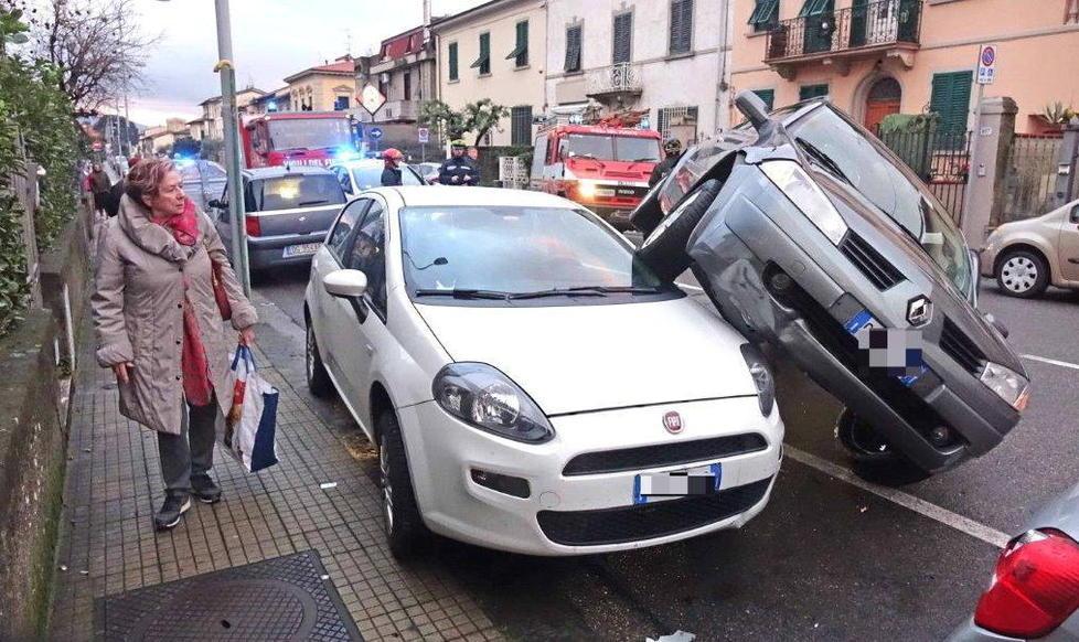 Con l’auto sopra un’altra in sosta 