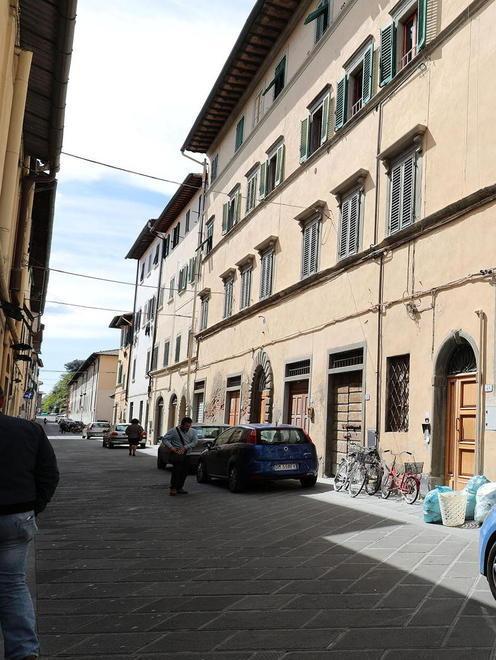 Minaccia col coltello il vicino di casa 