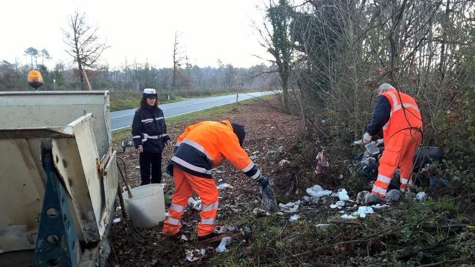 Una mattinata per ripulire l’area dai rifiuti selvaggi