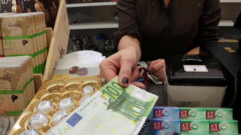 Pagano coi soldi falsi in 5 negozi