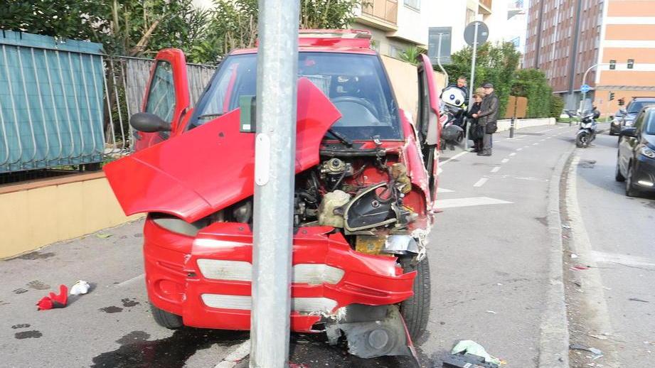 Con la minicar si schianta sul palo del semaforo