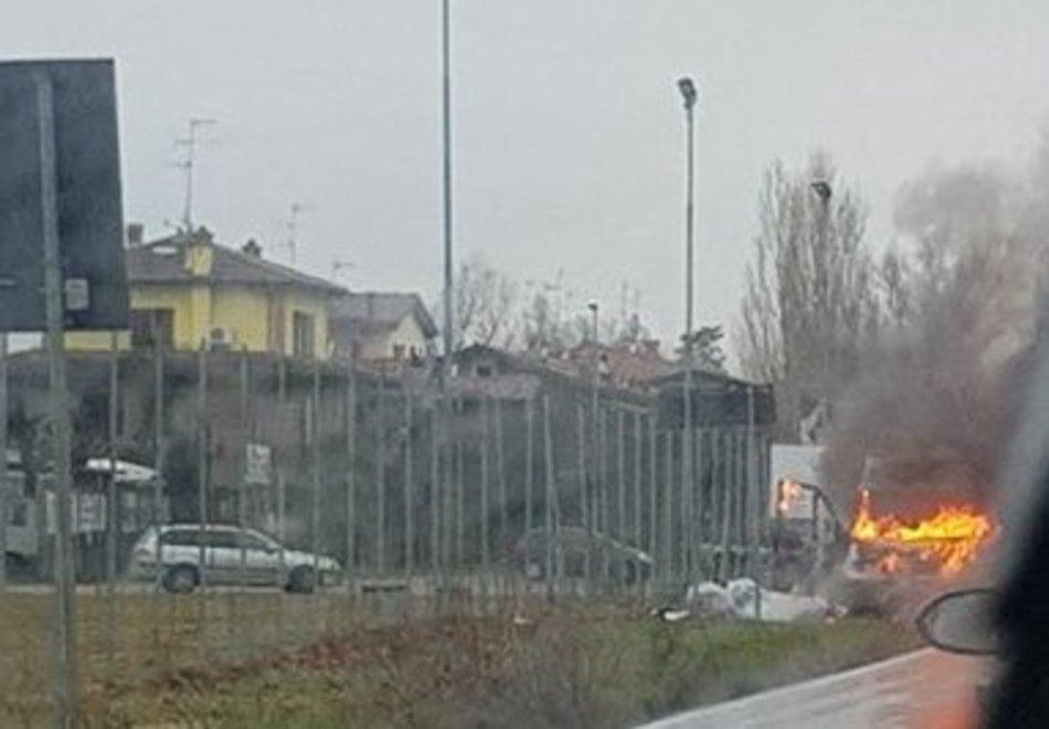 Soliera, furgone prende fuoco In due si salvano per un soffio 