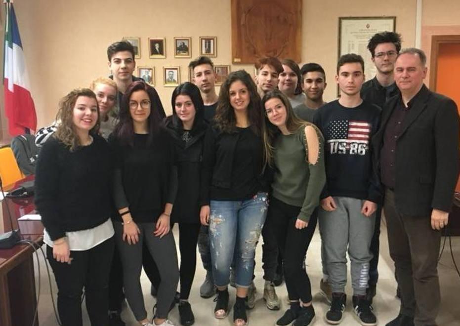 Tessere e Costituzione ai giovani elettori 