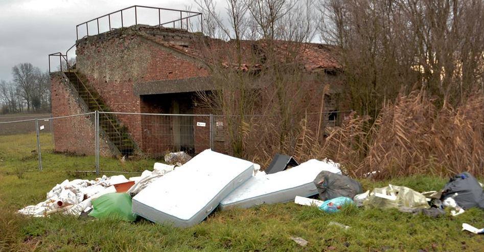 Isole ecologiche stipate Cassonetti non svuotati 