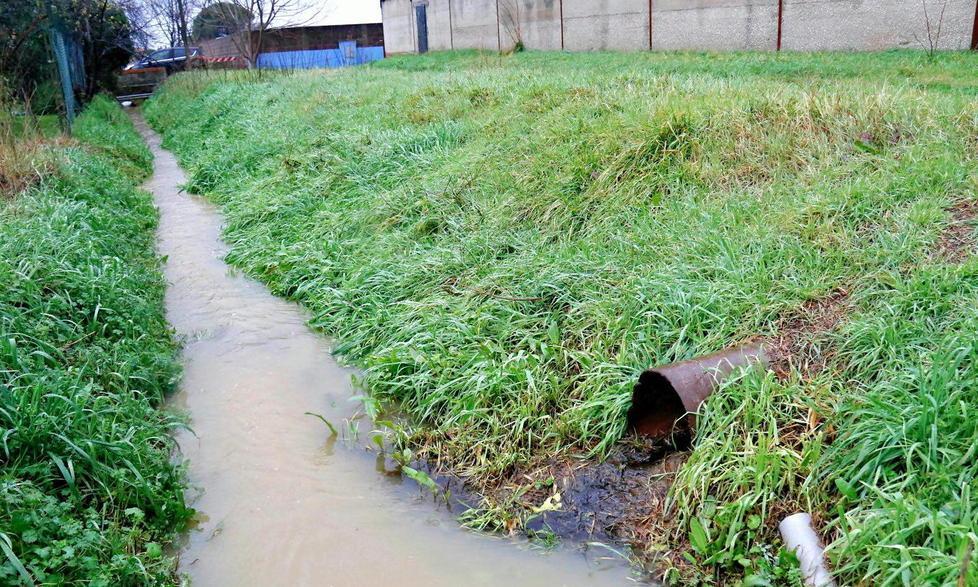 Inquinamento rifiuti tossici, dietro a Lonzi c'è un tubo che sversa liquidi neri nel fosso