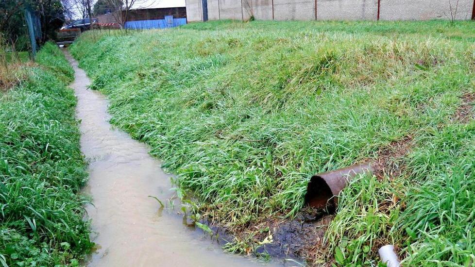 Inquinamento rifiuti tossici, dietro a Lonzi c'è un tubo che sversa liquidi neri nel fosso