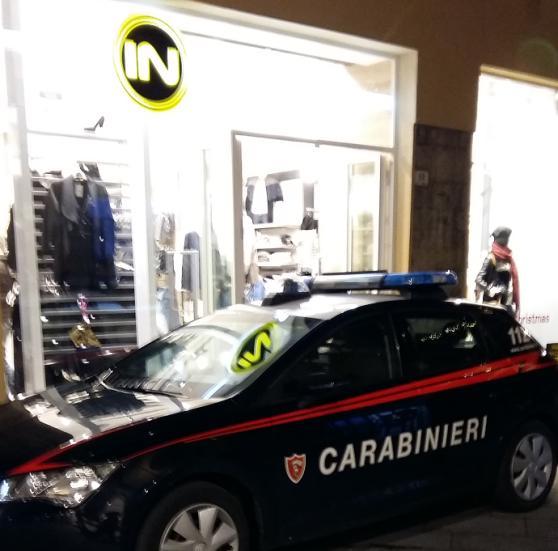 I carabinieri davanti al negozio Inside di via garibaldi