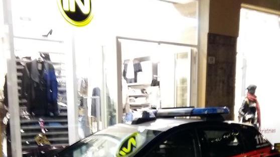 I carabinieri davanti al negozio Inside di via garibaldi