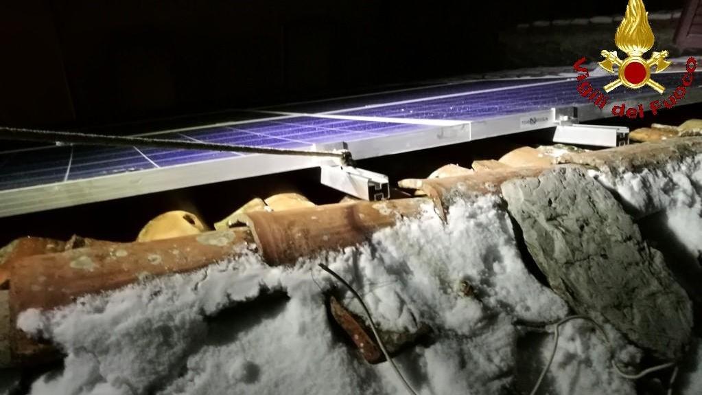 I pannelli fotovoltaici che si sono parzialmente staccati dal tetto e rischiavano di cadere in strada